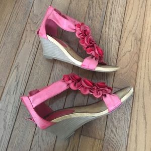 Soft and comfy flower zip up sandal