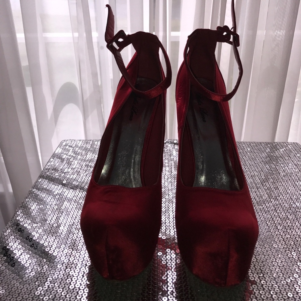 BNWOB Red Satin Platform 6" Heels in sz 10