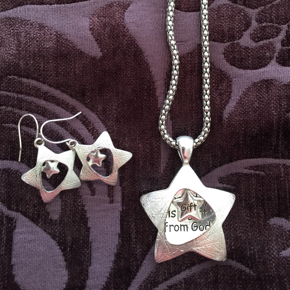 💗💗Silver necklace earrings set.