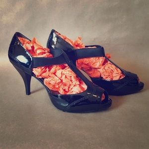 DKNY C Pearl T Strap Heel