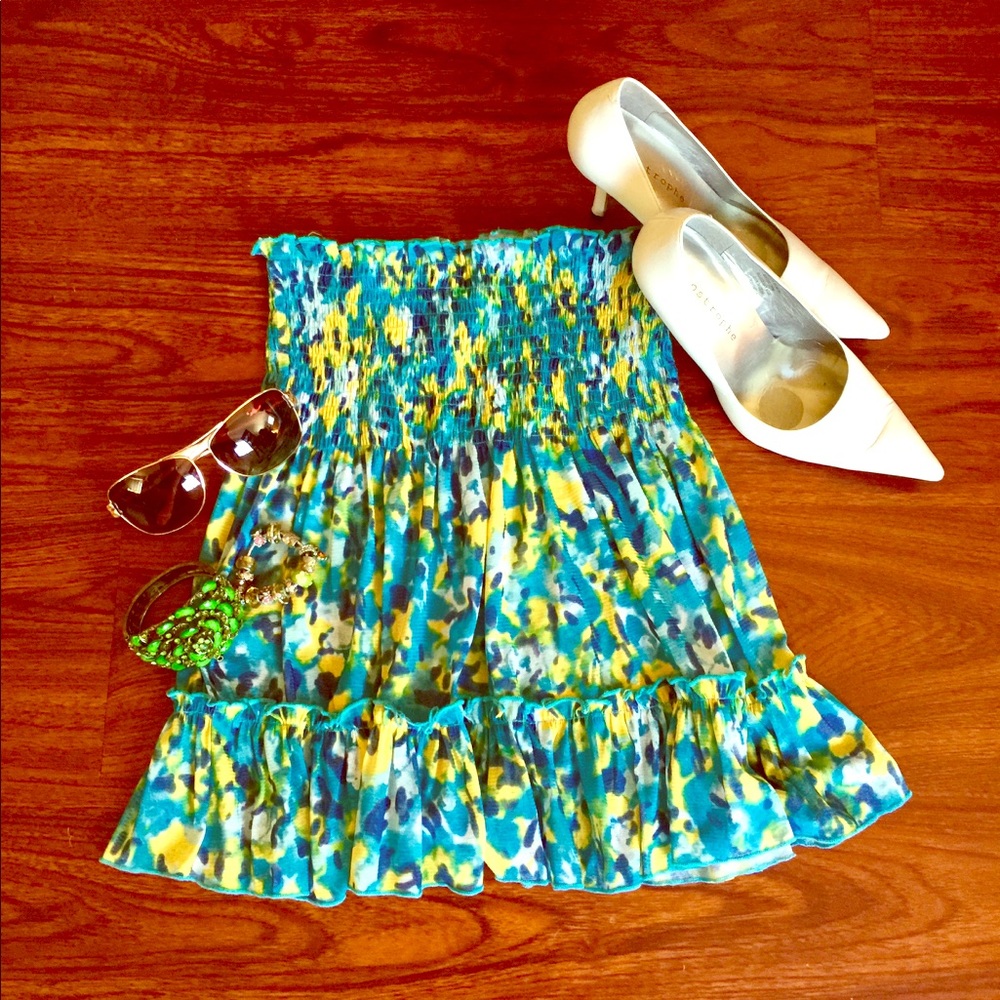 Floral strapless shirt.