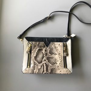 🎉SALE! 🎀HOST PICK🎀🎊 Vince Camuto Crossbody Bag