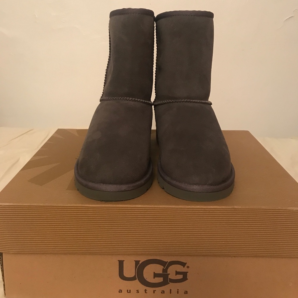 Short grey kids uggs