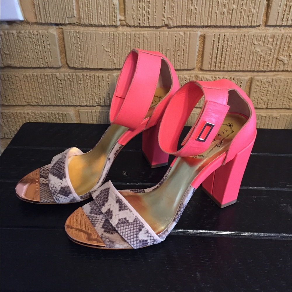 Ted Baker London pump