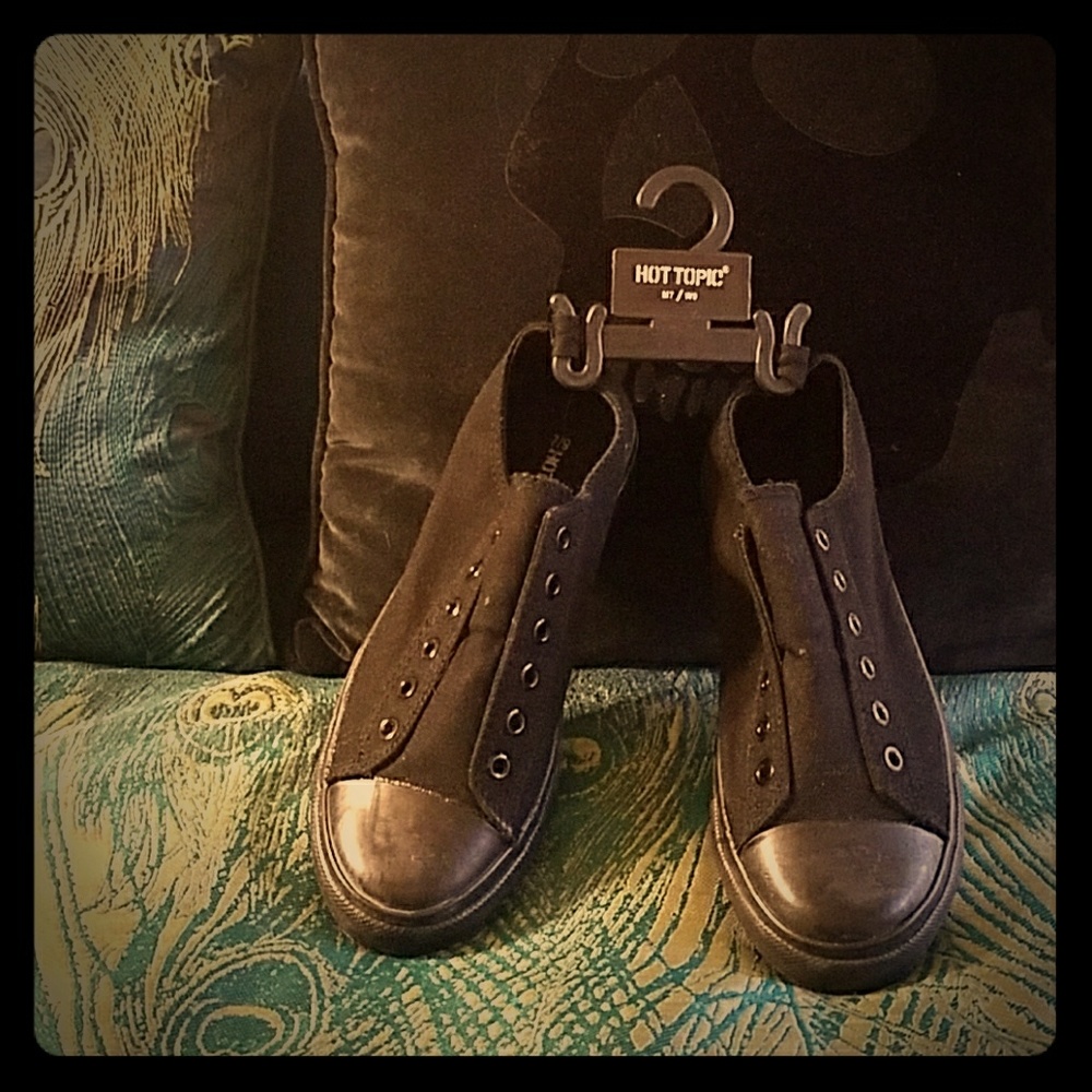 Black Hot Topic Unisex Shoes Men sz 7/ Women sz 9