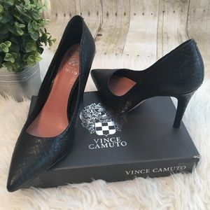 EUC Vince Camuto Kain2 Snake Embossed Pump