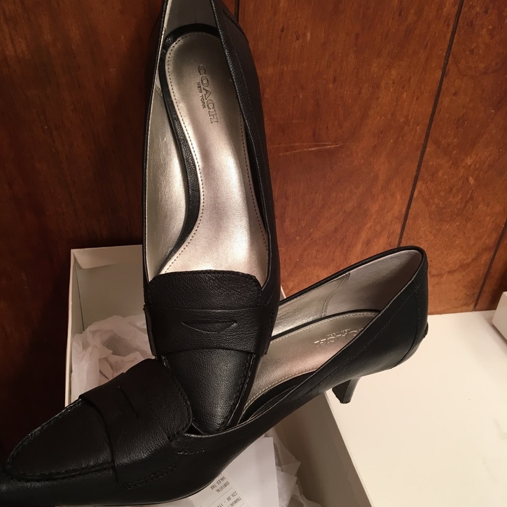 $DROP NO Offers.. LN Coach Leather Kitten Heel