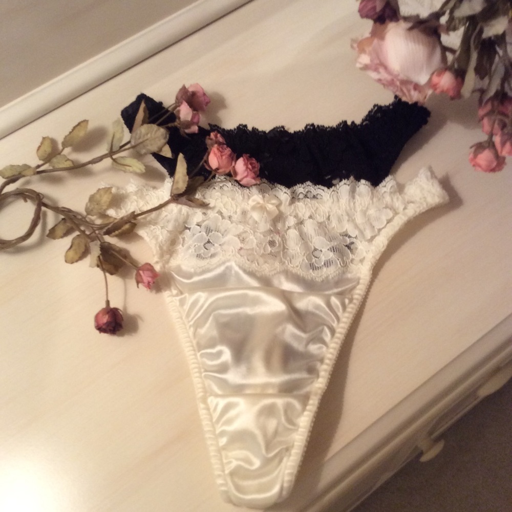 VICTORIA'S SECRET PANTIE SET (2) 🎀 SIZE M 🎀