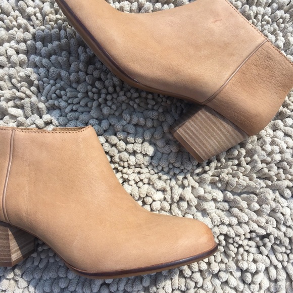 HP🎉 Lucky Brand light tan leather ankle booties 8 - Picture 2 of 8