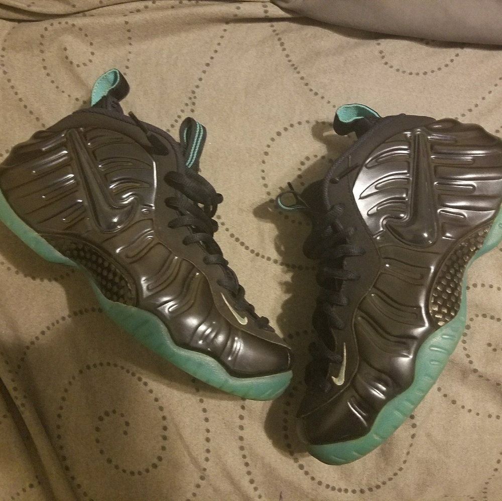 Dark blue and turquoise foamposites