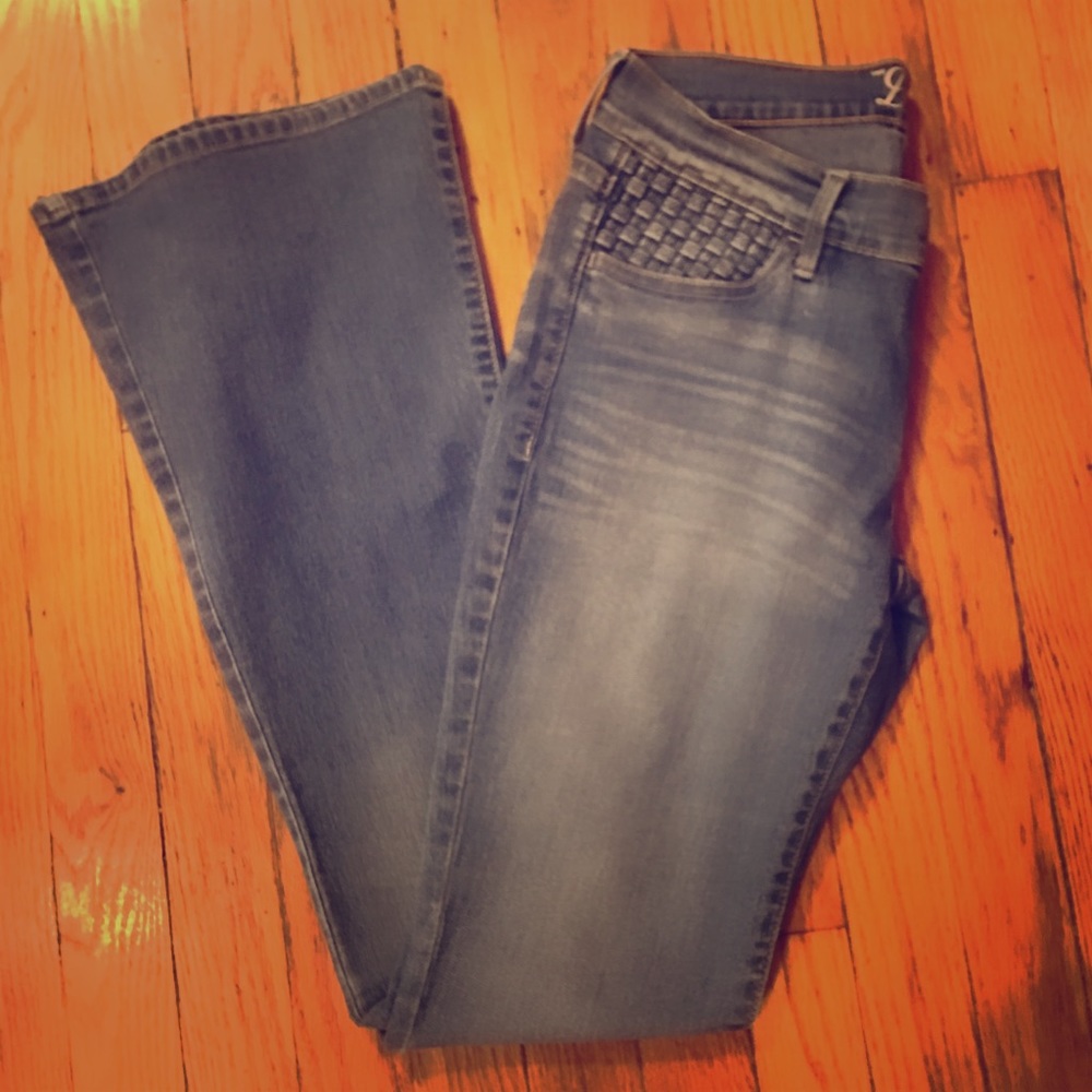 🙋🏾Old Navy "Diva” Flared Jeans (4) w/ Texture