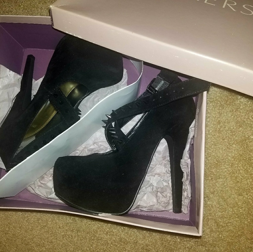 Black Velvet Pointy-Toe Pump