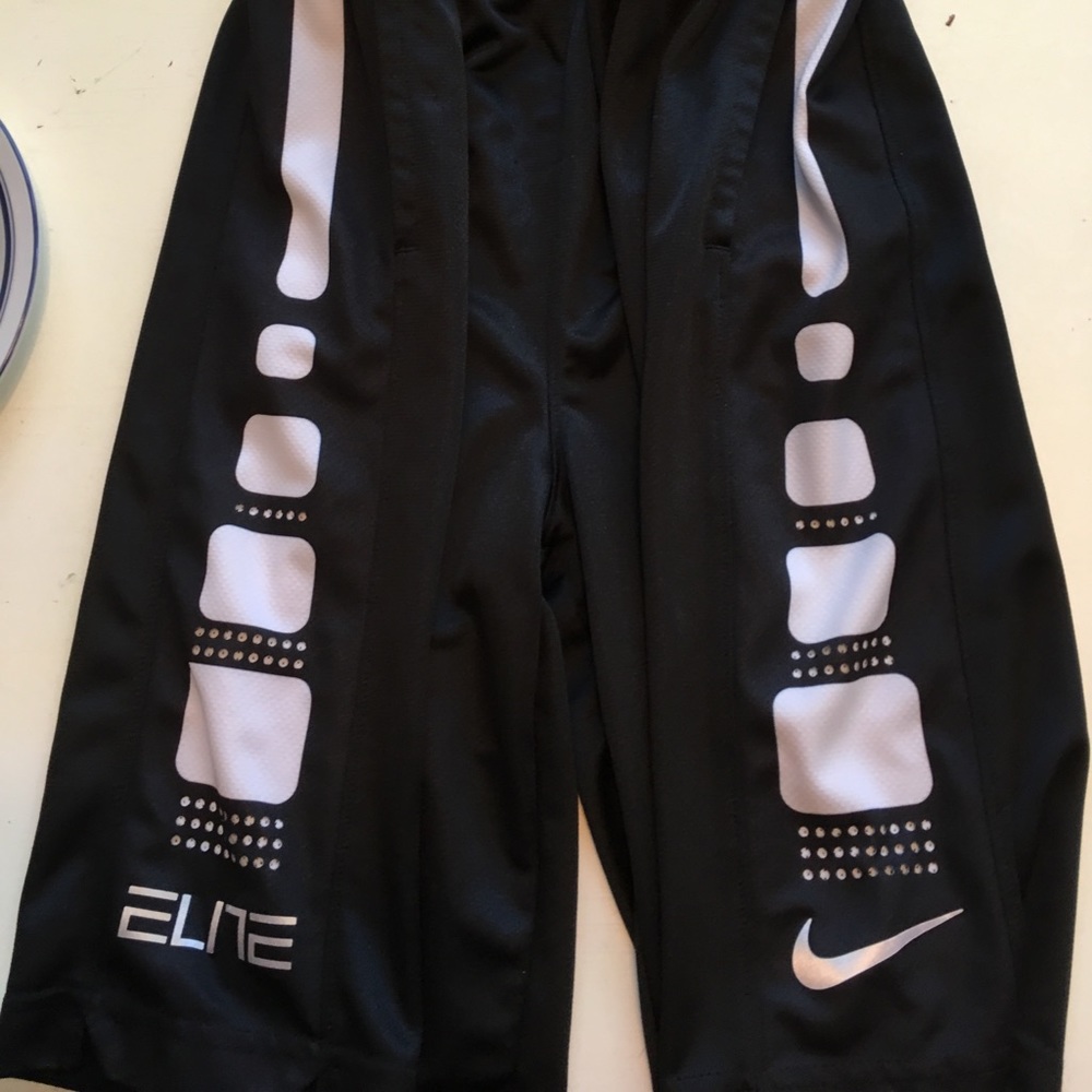 Nike elite shorts. Kids XL