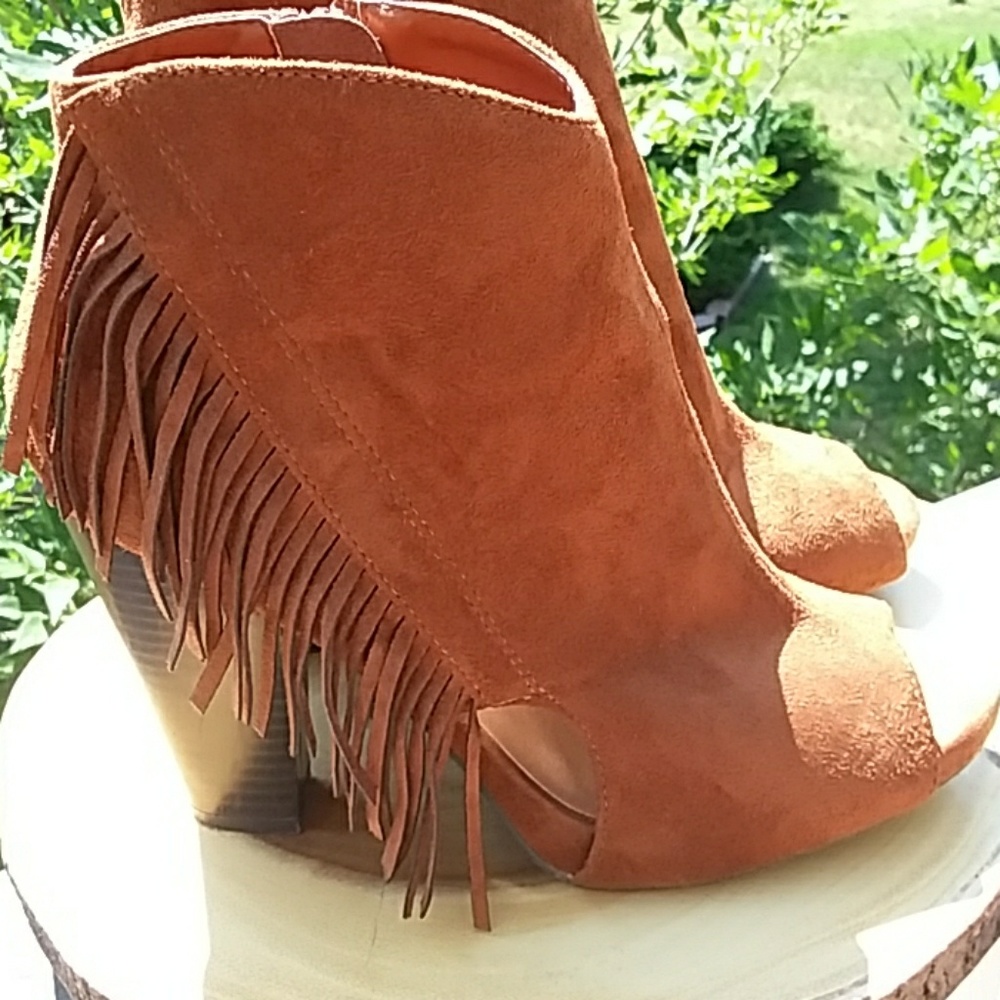 Faux suede ankle bootie with fringe