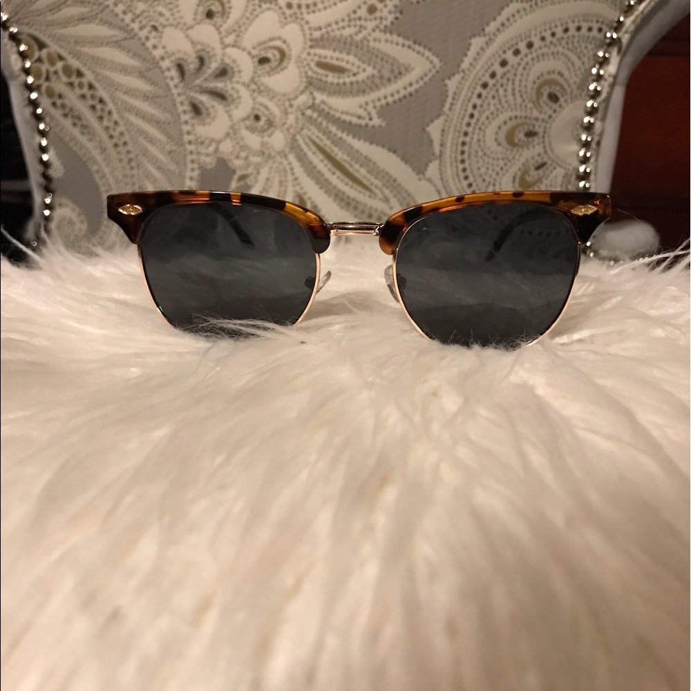 In Style Sunglasses - Picture 2 of 4