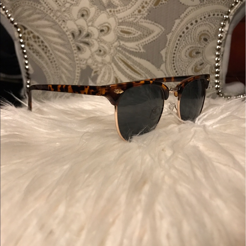 In Style Sunglasses - Picture 4 of 4
