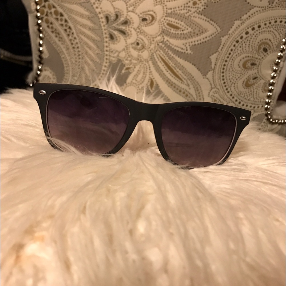 In Style Sunglasses - Picture 2 of 6