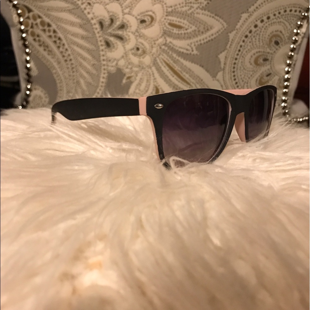 In Style Sunglasses - Picture 4 of 6