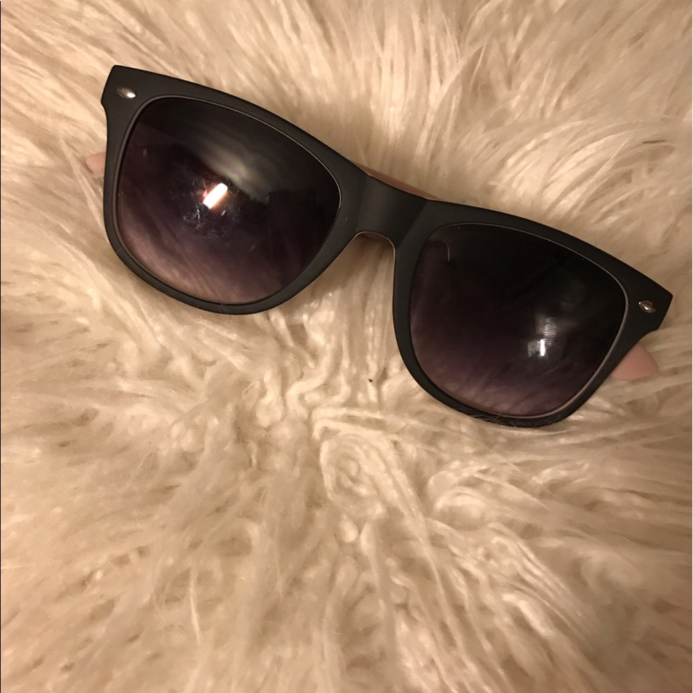 In Style Sunglasses - Picture 5 of 6