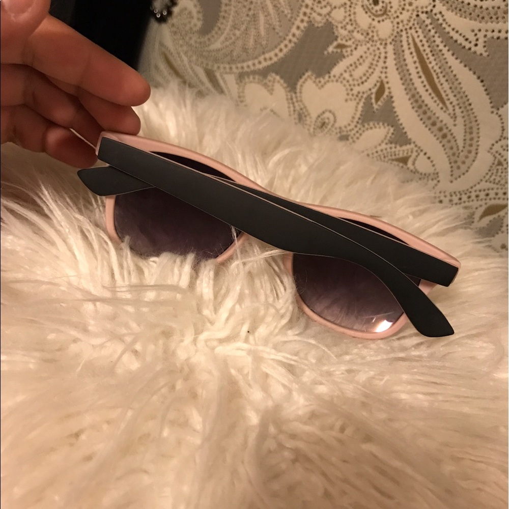 In Style Sunglasses - Picture 6 of 6