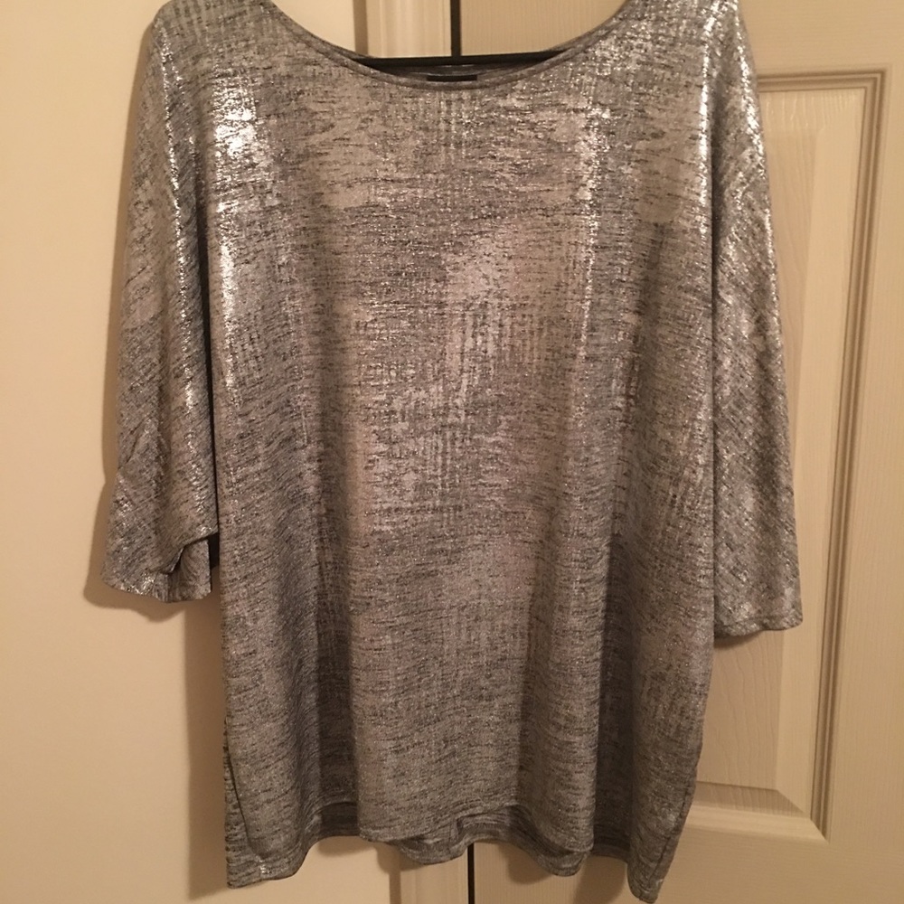 Beautiful metallic gold/silver blouse ✨1 hr sale!