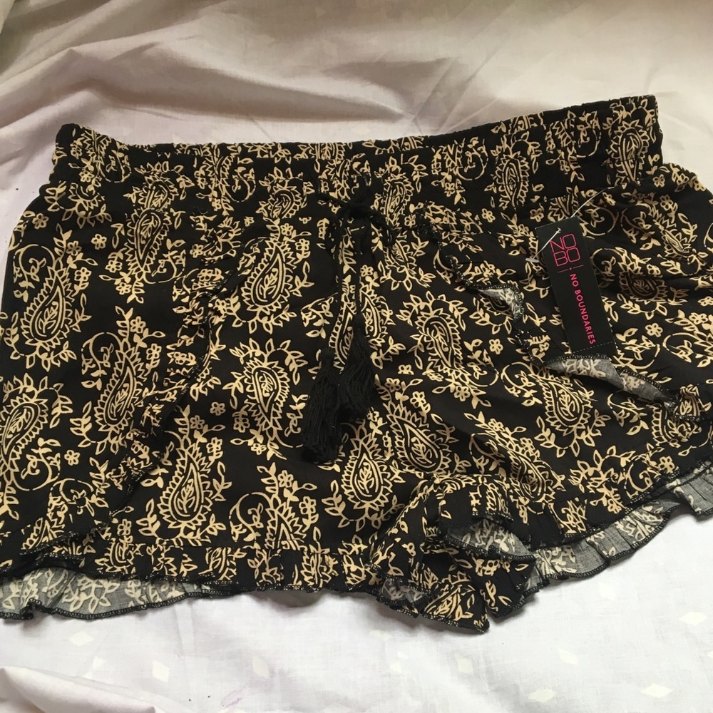 ✨ BLACK AND TAN PAISLEY PRINT SHORTS ✨