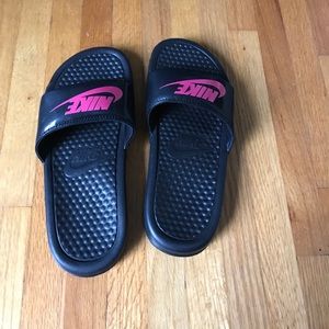 Size 4Y black Nike slides