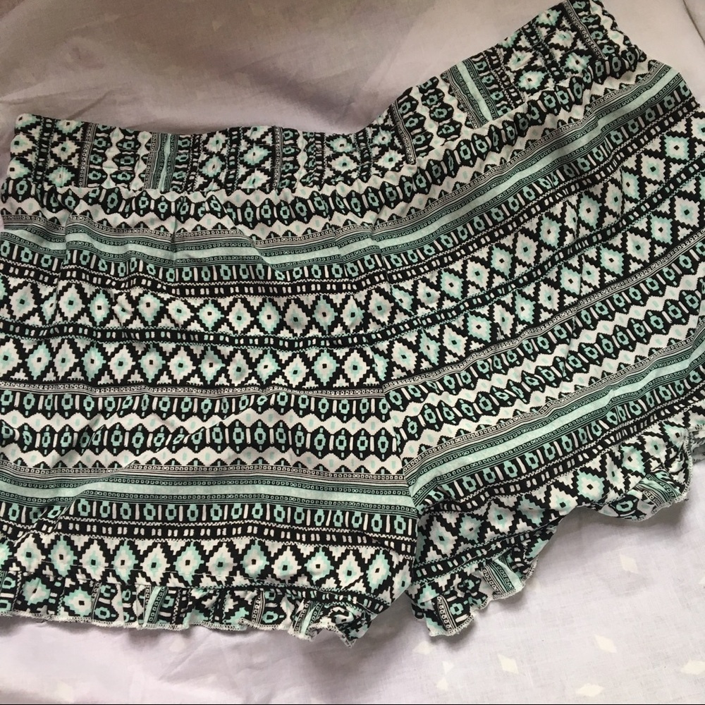 ✨ TRIBAL PRINT SHORTS ✨ - Picture 2 of 2
