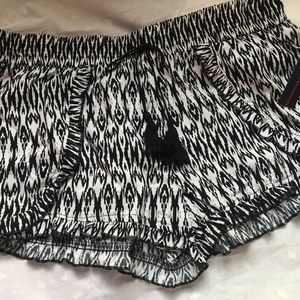 ✨ BLACK AND WHITE PRINT SHORTS ✨