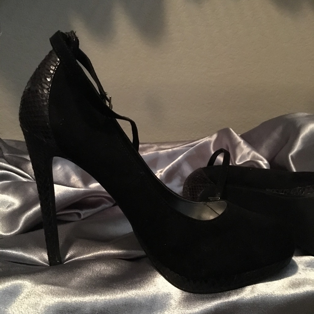 Black Faux Snake skin Pump