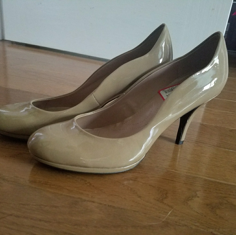 Tahari nude pumps