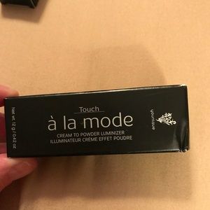 Younique Alamode cream to powder luminizer