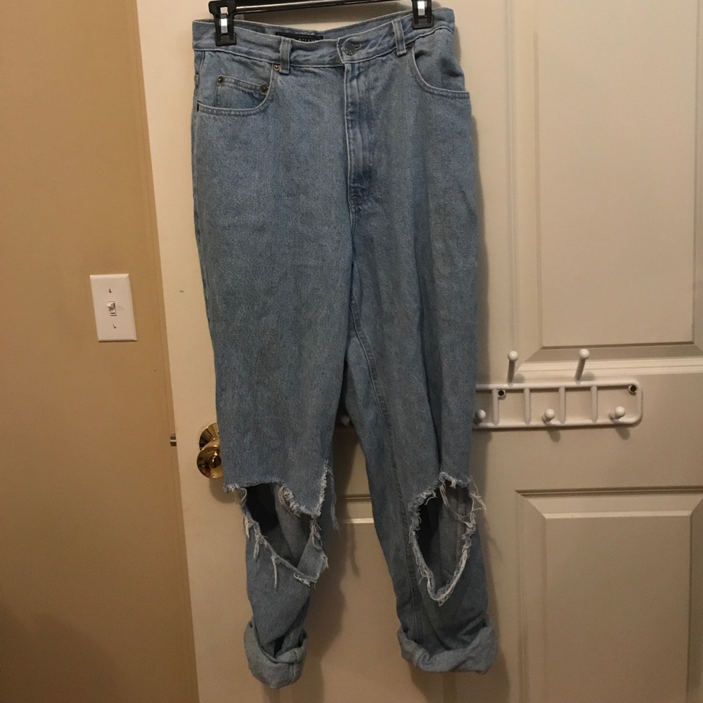 Vintage high waisted light wash jeans with holes