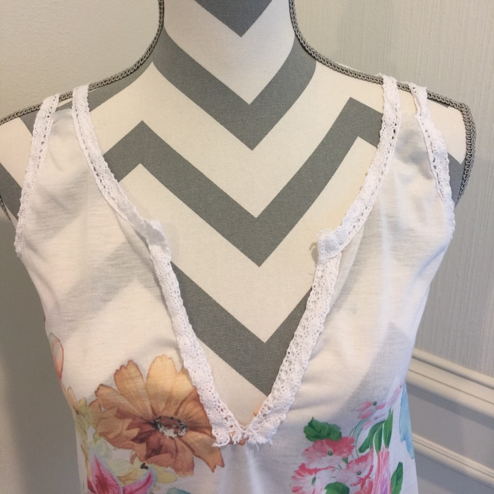 🌷🌸Floral Tank🌼🌺 - Picture 4 of 4
