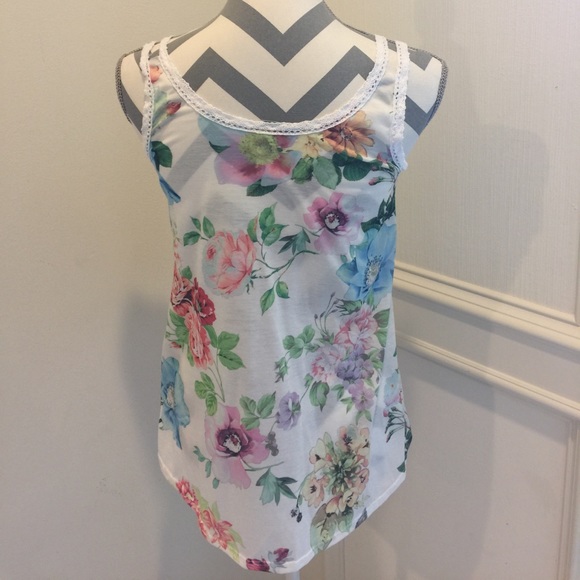 🌷🌸Floral Tank🌼🌺 - Picture 2 of 4