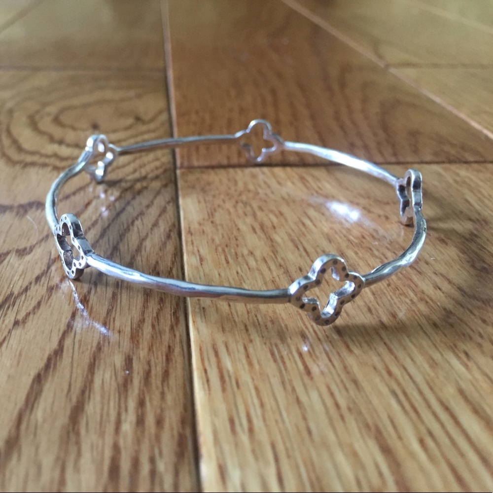 EUC Stella & Dot Thin Silver Clover Bangle