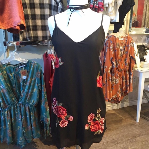 SUMMER CLEARANCE✨ New black floral patch dress - Picture 4 of 4