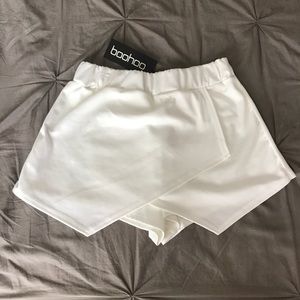 NWT!! White envelope skort