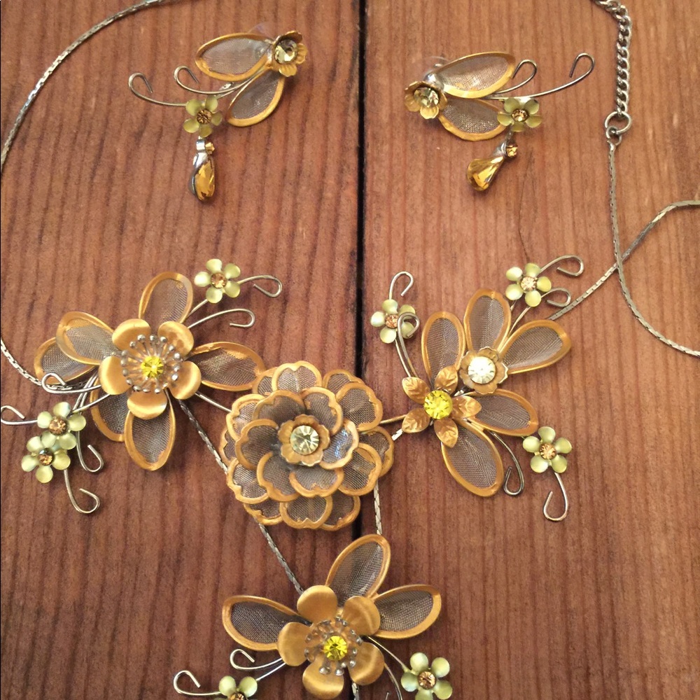 Flower necklace and earrings set