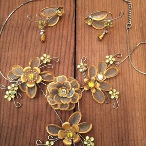 Flower necklace and earrings set