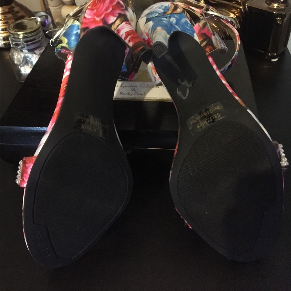 Guess Floral Heels - Picture 3 of 3