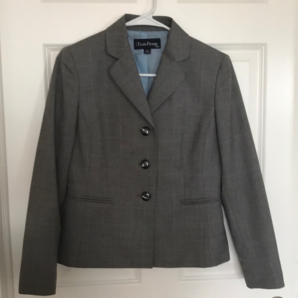 Skirt suit