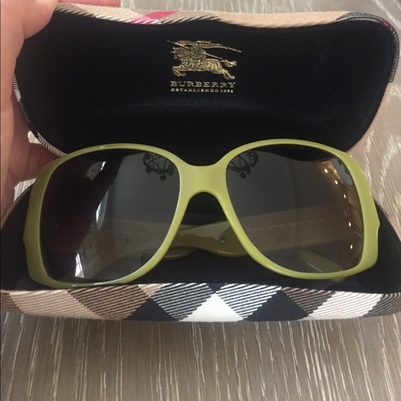 Burberry green new square sunglasses