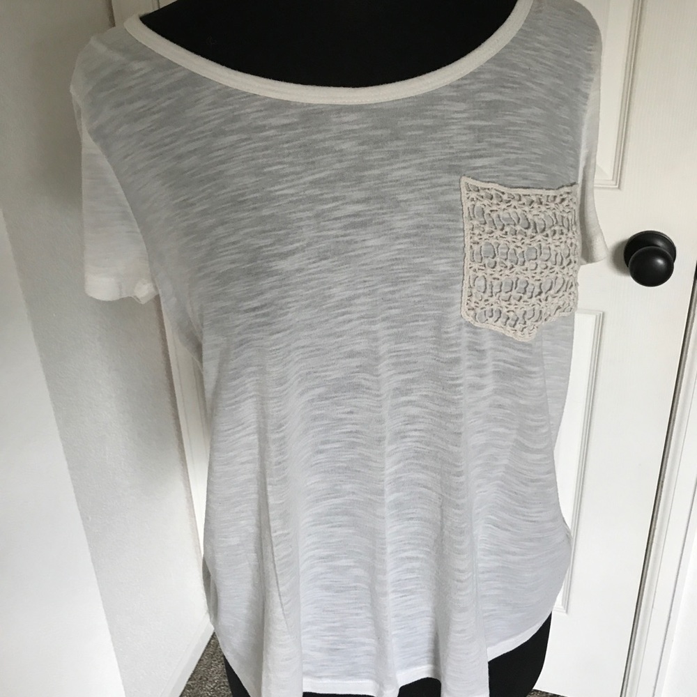 White tee-shirt with crochet pocket