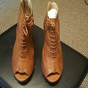 Brand new lace front zip up back hills, never worn