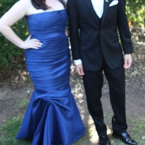 Monique Lhuillier Strapless Ruched Mermaid Gown