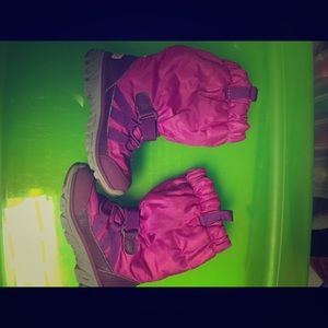 Snow boots. Toddler size 9.