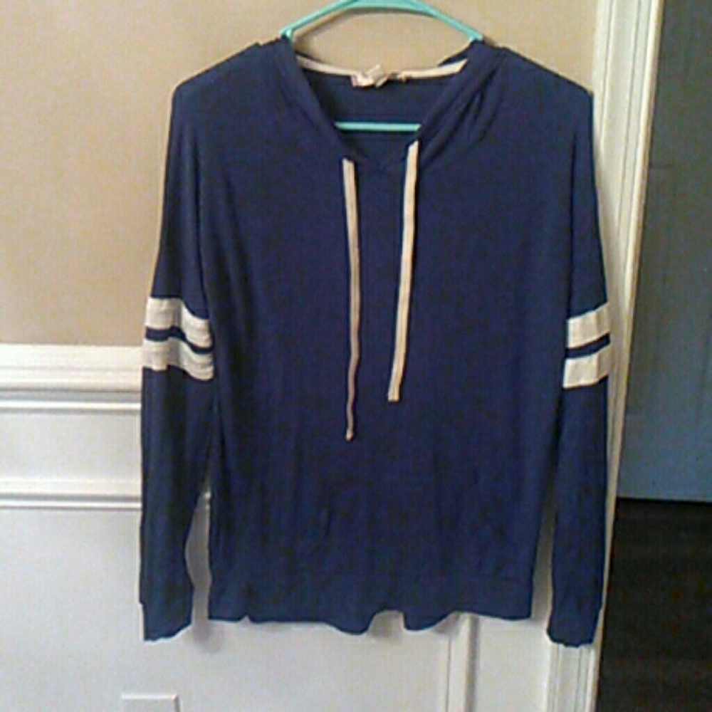 Im am selling a sweat shirt hoodie .