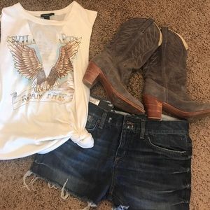 Wild hearts roam free tee