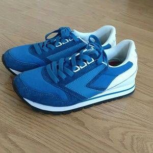 Brooks W Chariot Shoe from Medalist Collection